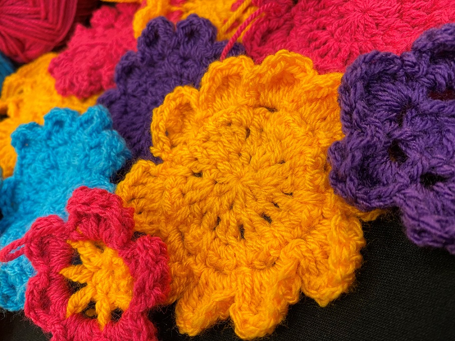 Crochet flowers in different sizes
