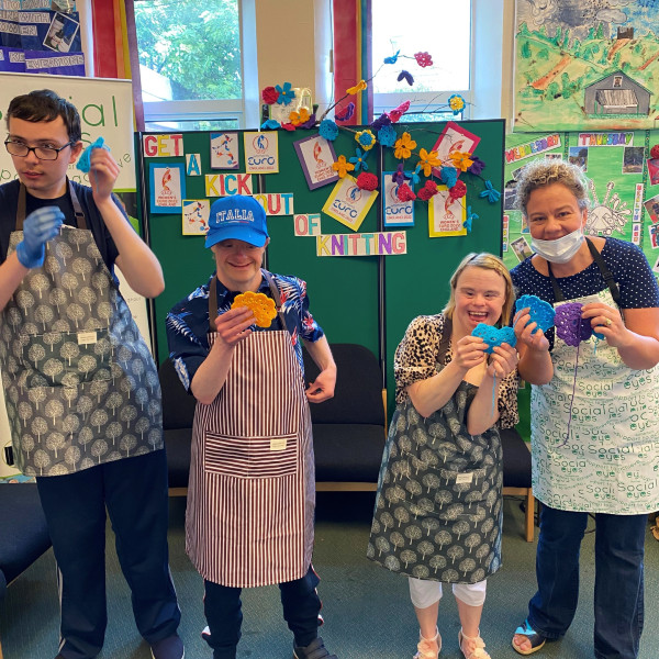 Social Eyes group knitting flowers